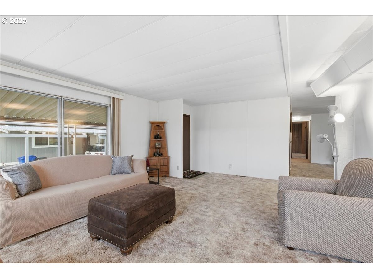 4940 Sunnyside Road Southeast, Unit H5 Salem, OR 97302 - Photo 9 of 35 a living room with furniture and a large window