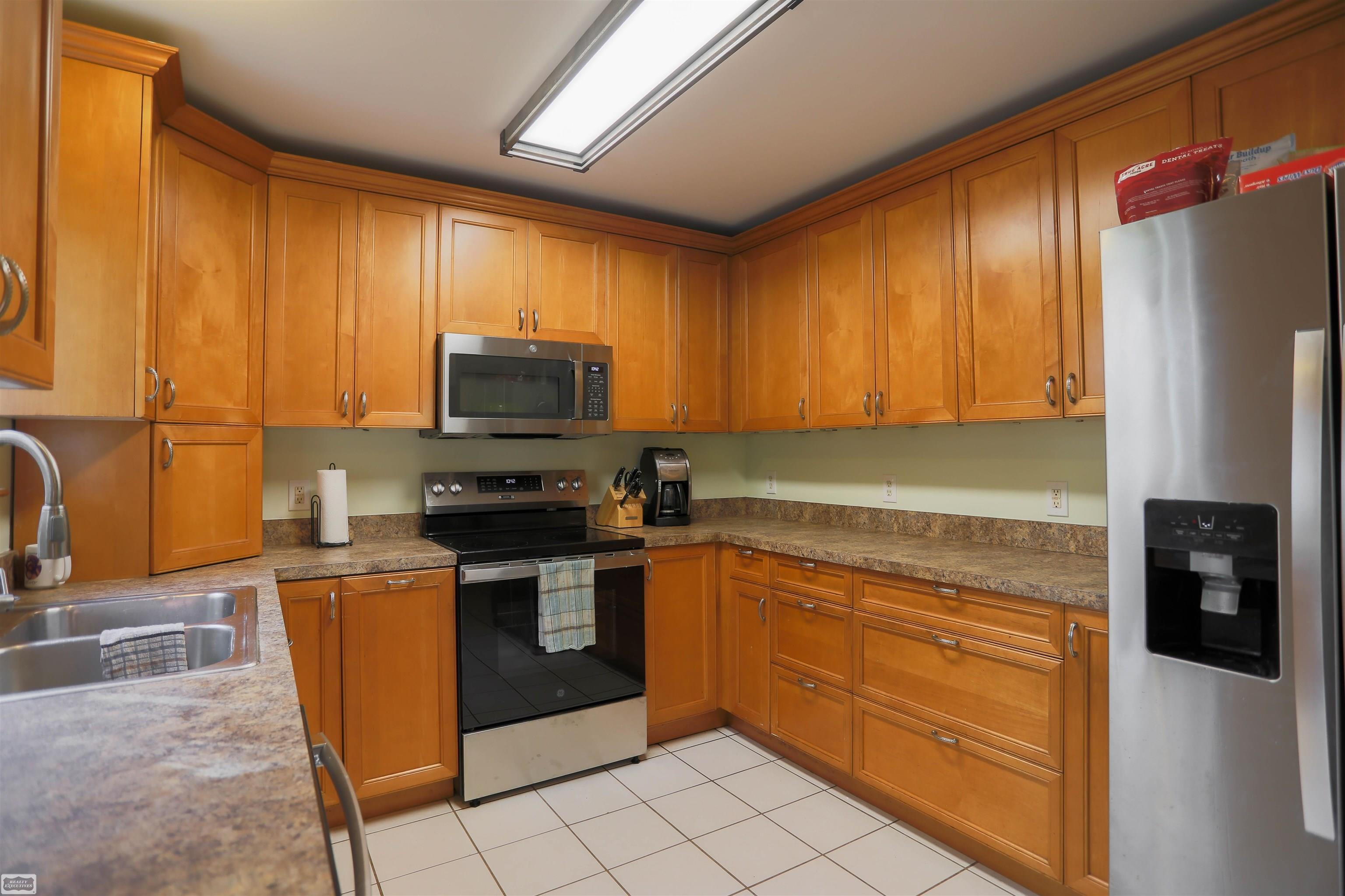 3045 Emmons Avenue Rochester, MI 48307 - Photo 7 of 41 50156055-27ef1750-62ab-44f3-bfaa-e72da3b580cf.JPG