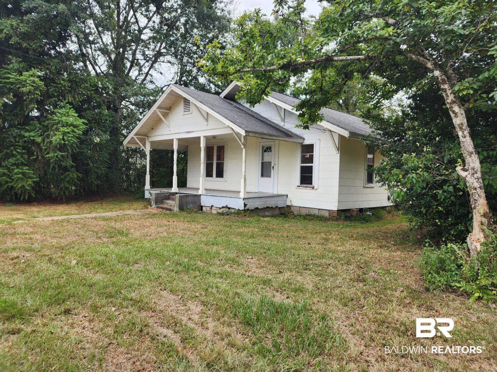 307 Scott Street Brewton, AL 36426 - Photo 16 of 19 View of front facade featuring a front lawn and covered porch