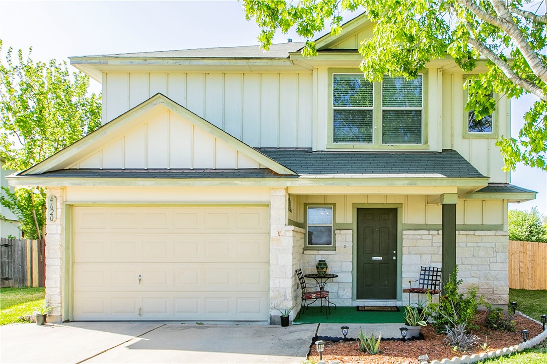 a view of entrance of the house