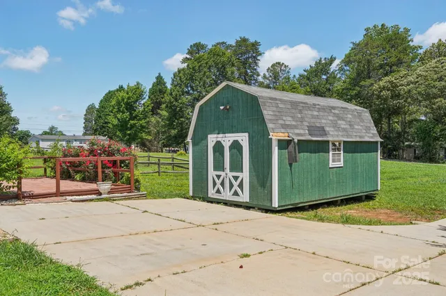 a view of a house with a big yard