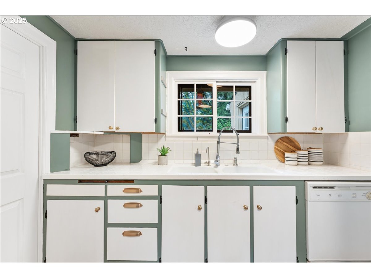 2906 Southwest Spring Garden Street Portland, OR 97219 - Photo 11 of 43 Gallery Image 11