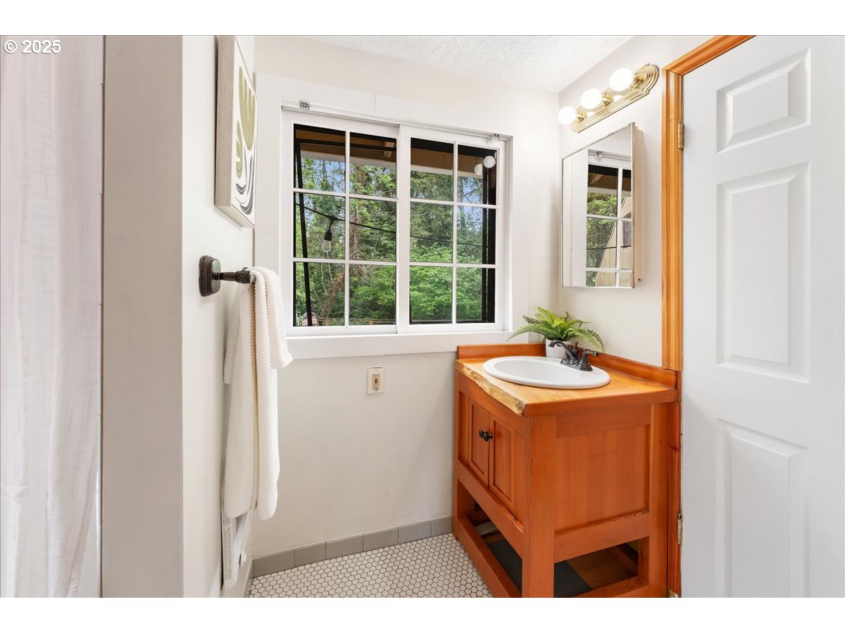 2906 Southwest Spring Garden Street Portland, OR 97219 - Photo 16 of 43 Bonus Room