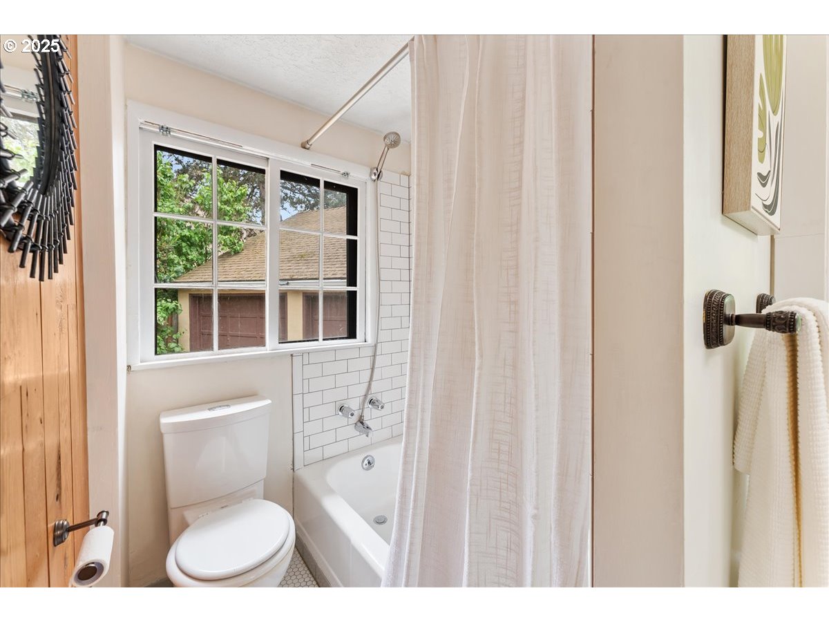 2906 Southwest Spring Garden Street Portland, OR 97219 - Photo 17 of 43 Gallery Image 17