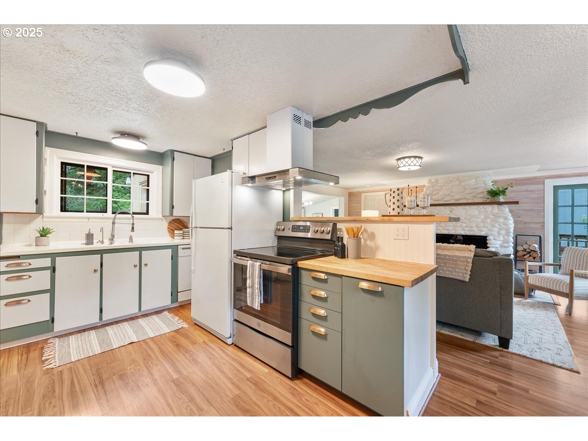 2906 Southwest Spring Garden Street Portland, OR 97219 - Photo 10 of 43 Dining Area