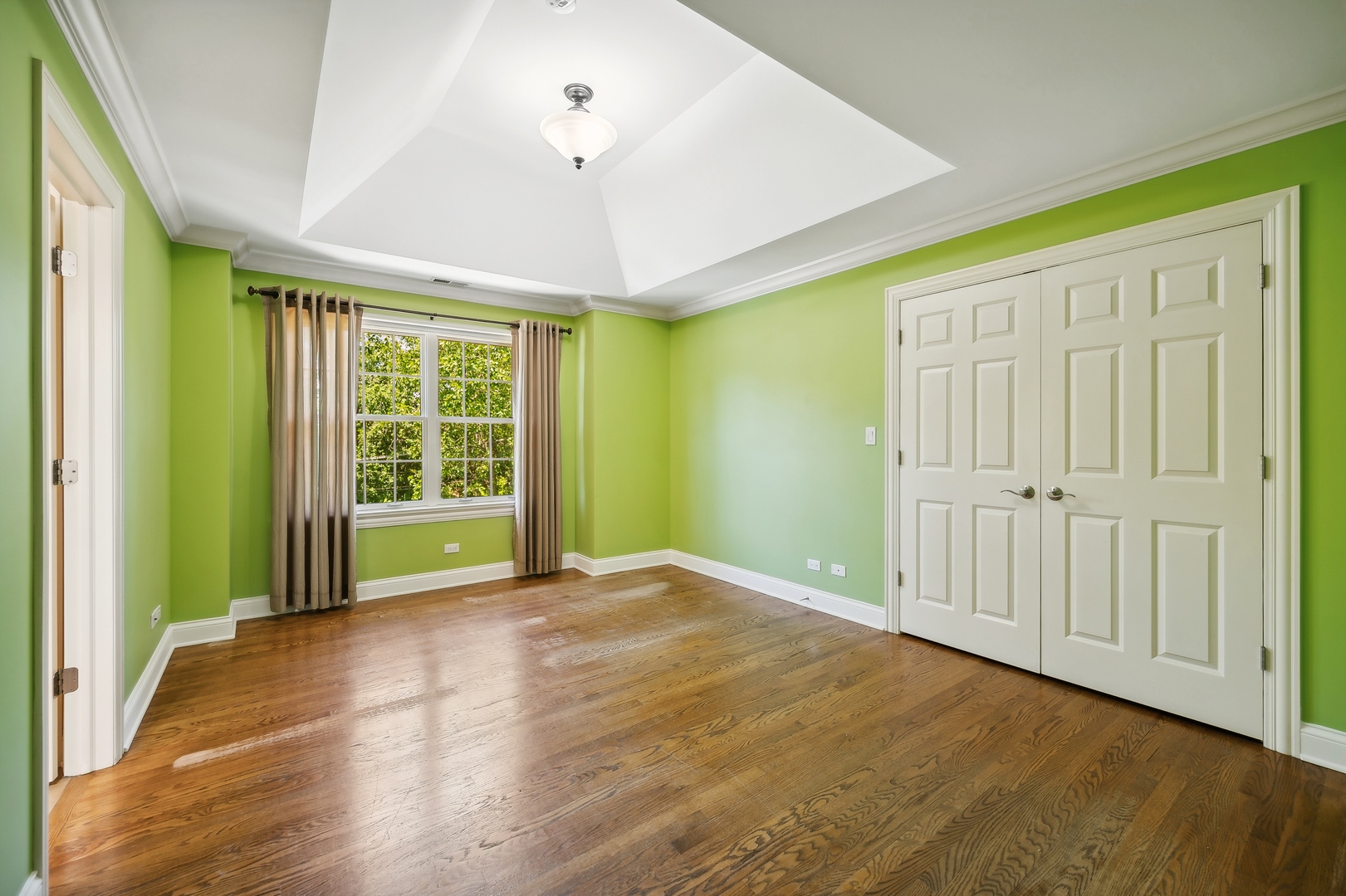 1622 Brandon Road Glenview, IL 60025 - Photo 19 of 31 en empty room with windows and ceiling fan