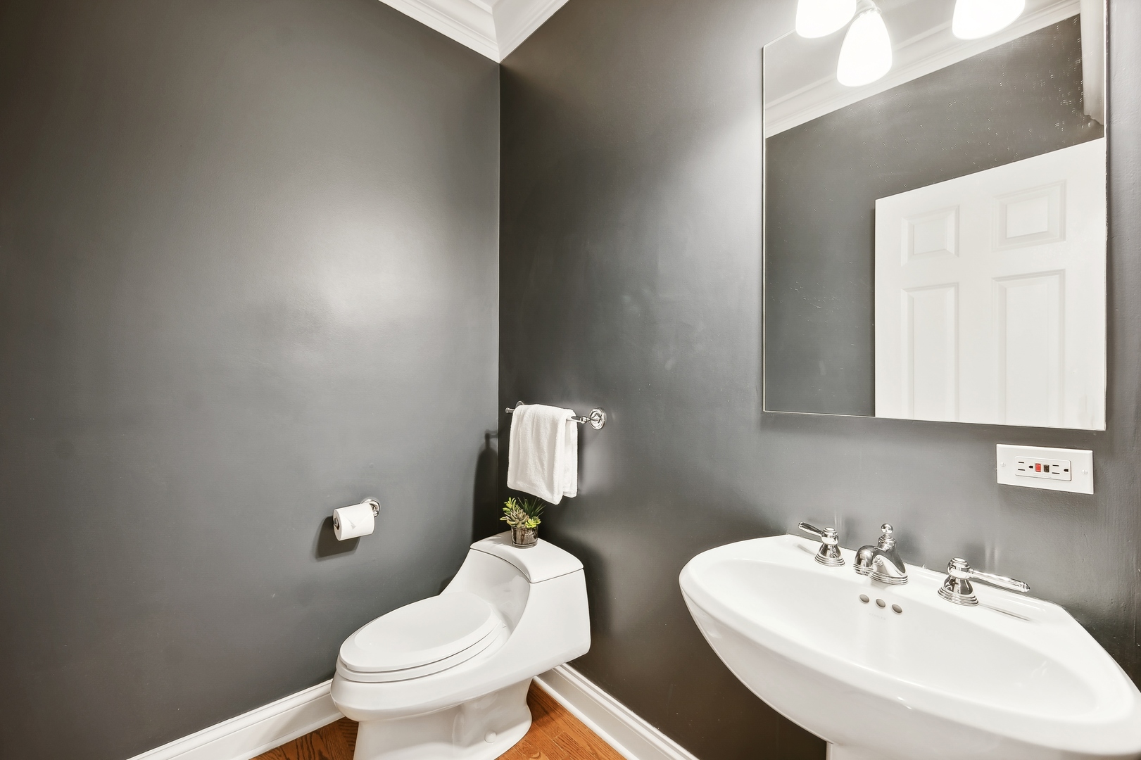 1622 Brandon Road Glenview, IL 60025 - Photo 5 of 31 a bathroom with a toilet a sink and mirror