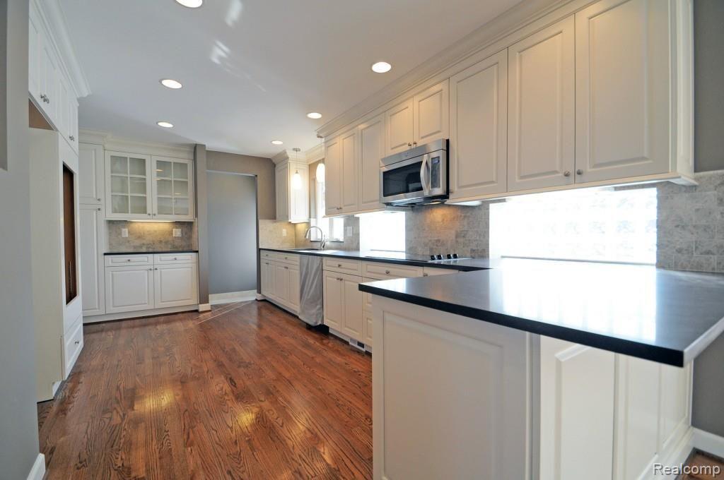 561 Ballantyne Road Grosse Pointe, MI 48236 - Photo 7 of 31 7.jpg