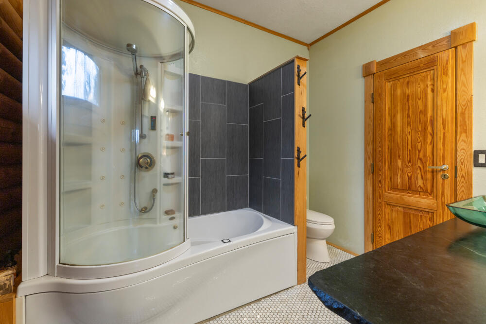 11020 Kestrel Road Klamath Falls, OR 97601 - Photo 26 of 47 European Style Shower