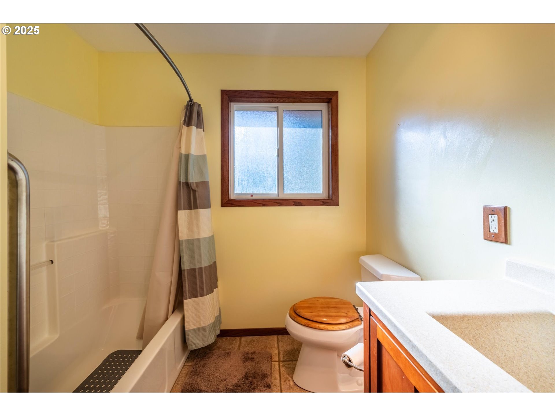 54177 Morrison Road Bandon, OR 97411 - Photo 29 of 47 a bathroom with a toilet a sink and a bathtub