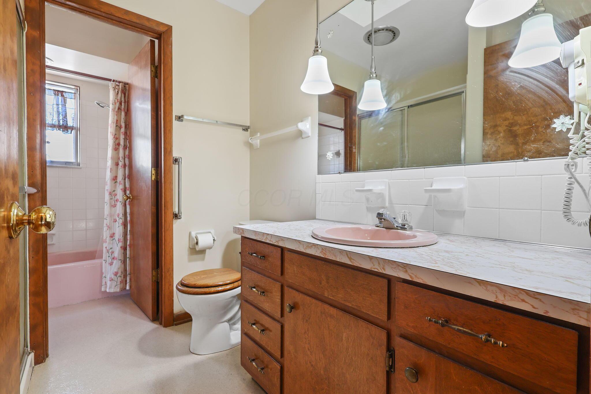 6066 Sandgate Road Columbus, OH 43229 - Photo 24 of 47 37-web-or-mls-G02A8623
