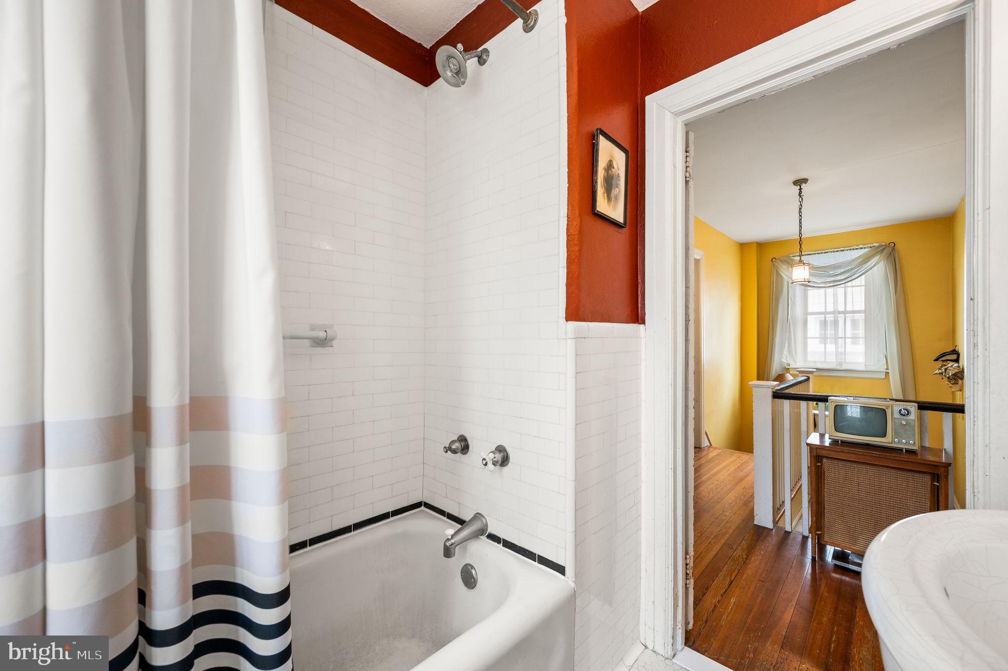 281 Wayne Avenue Lansdowne, PA 19050 - Photo 22 of 28 a bathroom with a tub a sink and a large mirror