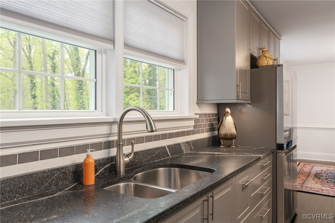 4 Westwick Road Henrico, VA 23238 - Photo 14 of 45 Granite, beautiful cabinets, windows overlooking g