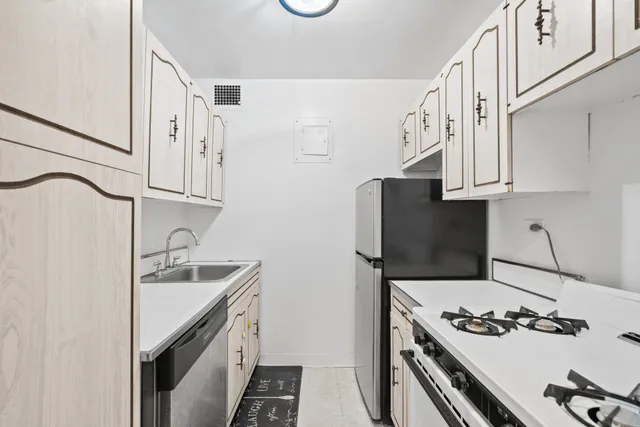 $648,000 | 155 East 34th Street, Unit 6A | Murray Hill
