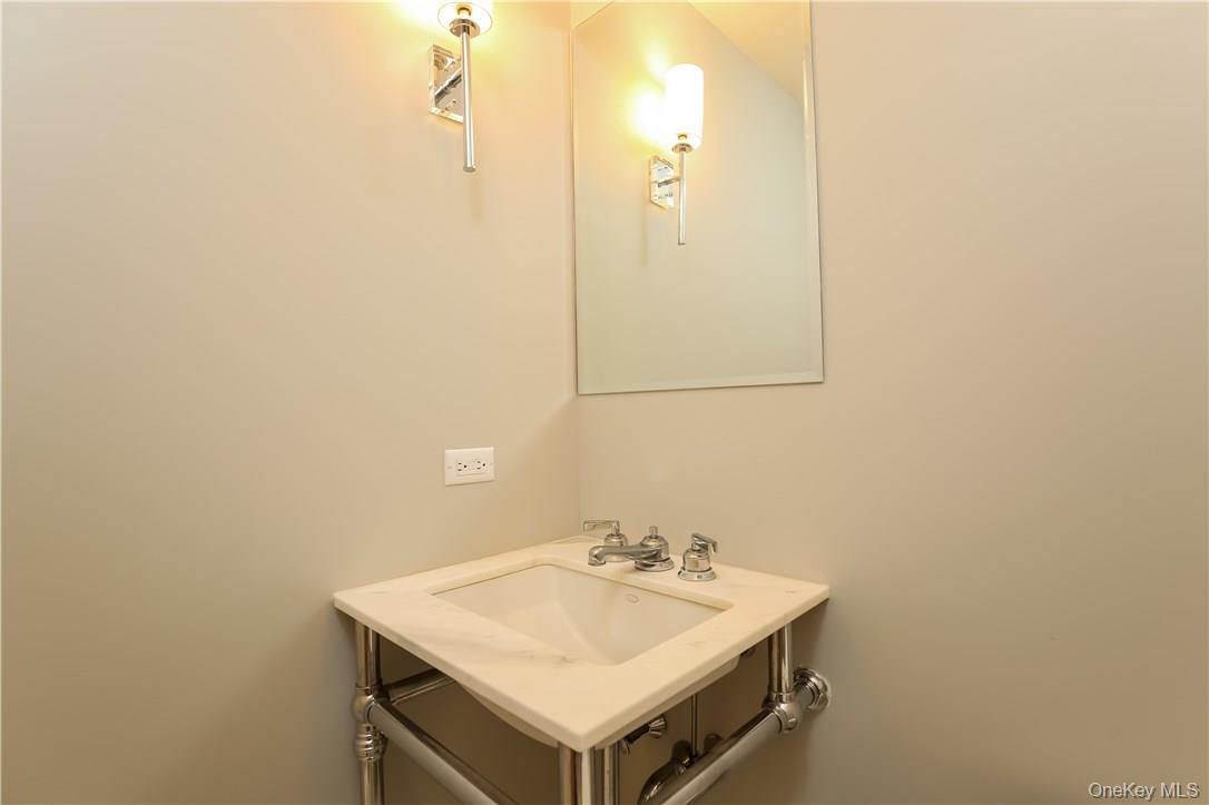 1 Renaissance Square, Unit 21F White Plains, NY 10601 - Photo 11 of 15 Powder room