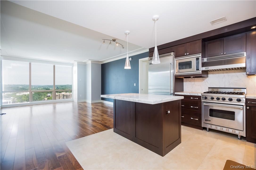 1 Renaissance Square, Unit 21F White Plains, NY 10601 - Photo 2 of 15 Eat-in kitchen
