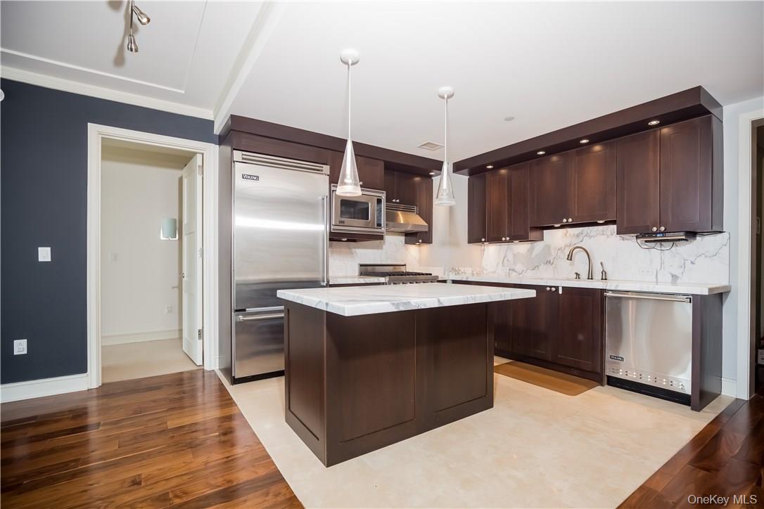 1 Renaissance Square, Unit 21F White Plains, NY 10601 - Photo 3 of 15 Kitchen