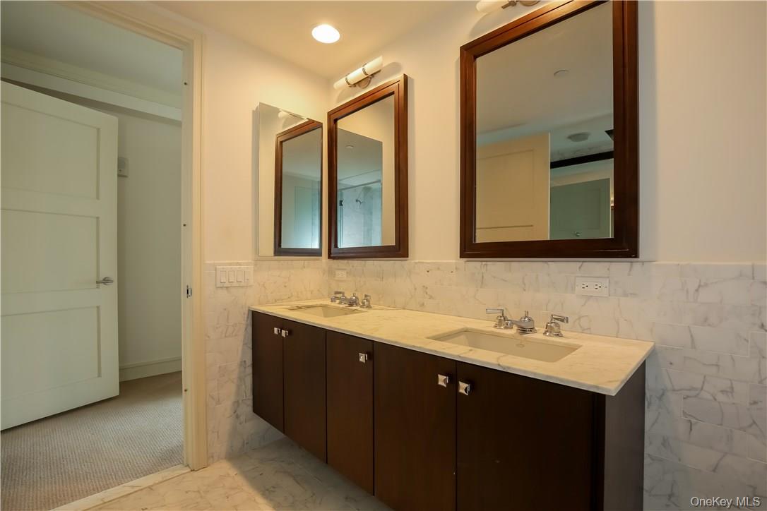 1 Renaissance Square, Unit 21F White Plains, NY 10601 - Photo 8 of 15 Master bathroom