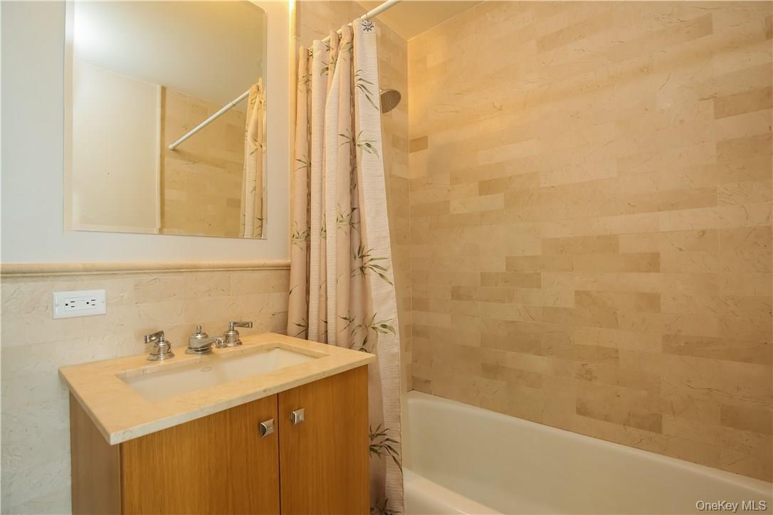1 Renaissance Square, Unit 21F White Plains, NY 10601 - Photo 10 of 15 Second bathroom