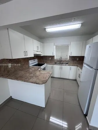 $2,000 | 3041 West 76th Street, Unit B105, Hialeah, FL 33018
