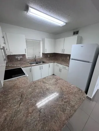 $2,000 | 3041 West 76th Street, Unit B105, Hialeah, FL 33018