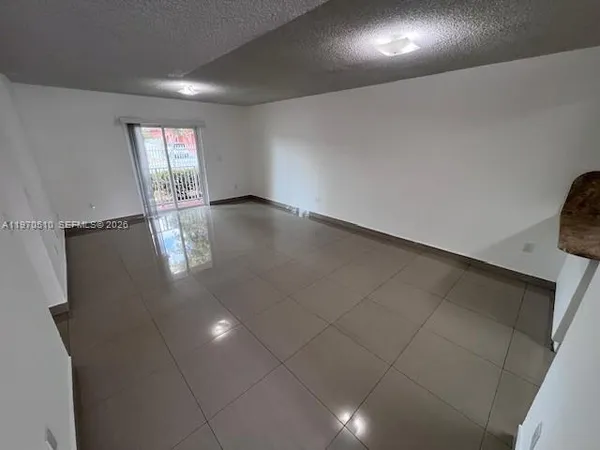 $2,000 | 3041 West 76th Street, Unit B105, Hialeah, FL 33018