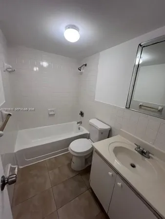 $2,000 | 3041 West 76th Street, Unit B105, Hialeah, FL 33018