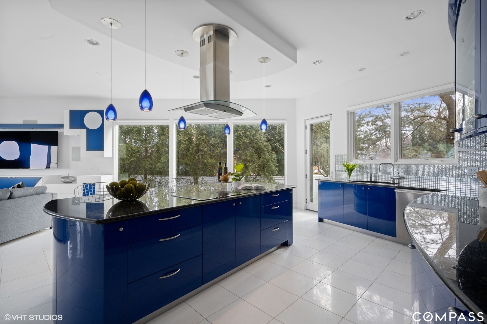 25 Aspen Lane Glencoe, IL 60022 - Photo 17 of 47 a very nice looking room with a large window