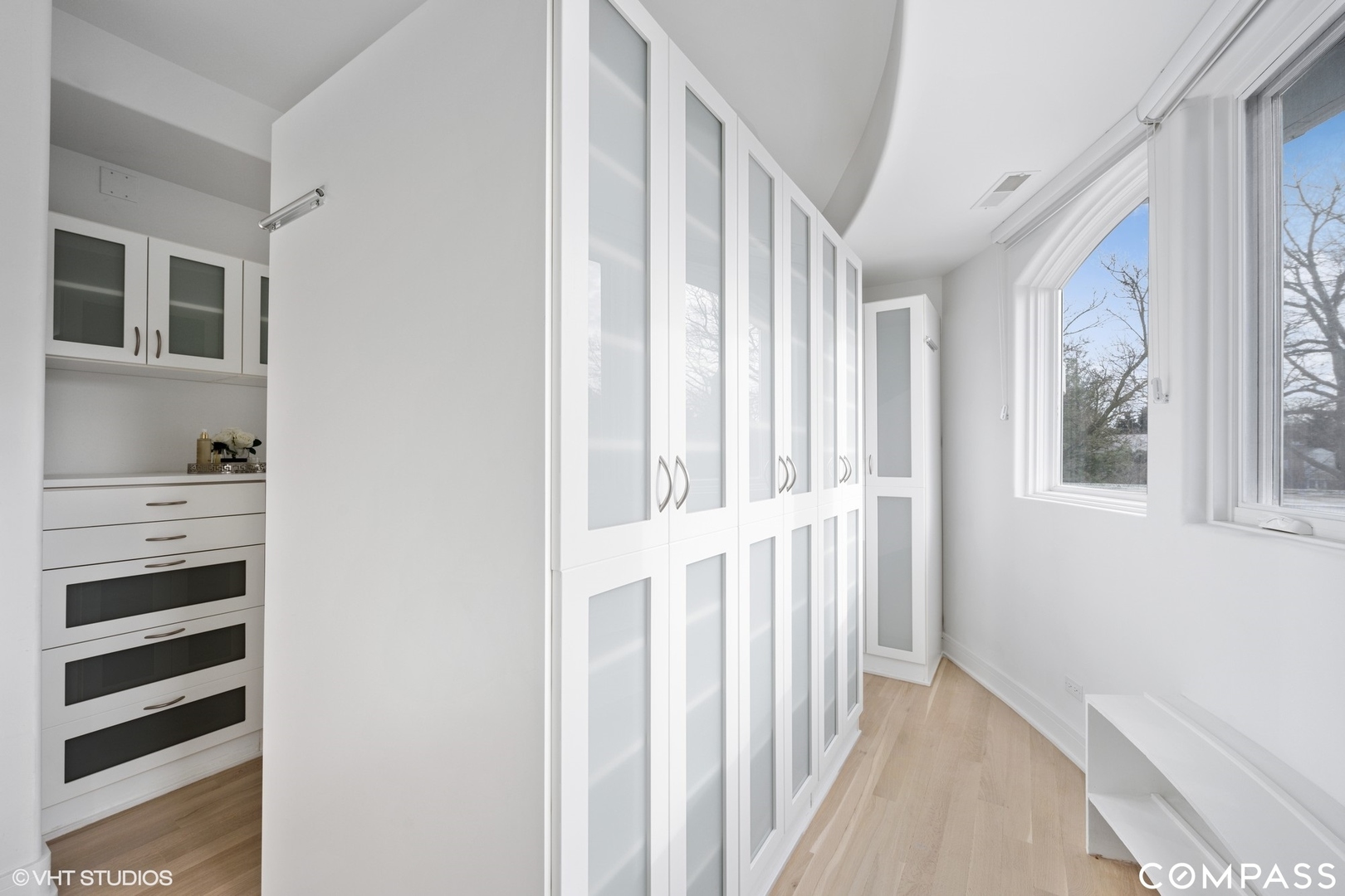 25 Aspen Lane Glencoe, IL 60022 - Photo 28 of 47 a view of a front door of the house