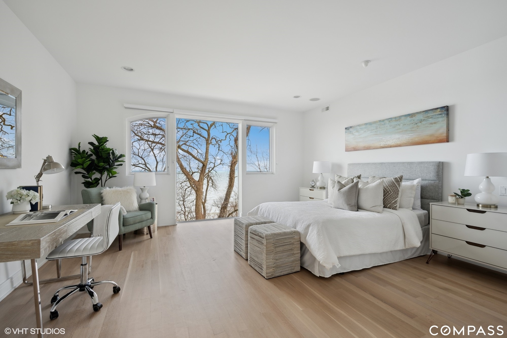 25 Aspen Lane Glencoe, IL 60022 - Photo 30 of 47 a spacious bedroom with a bed and a table in it