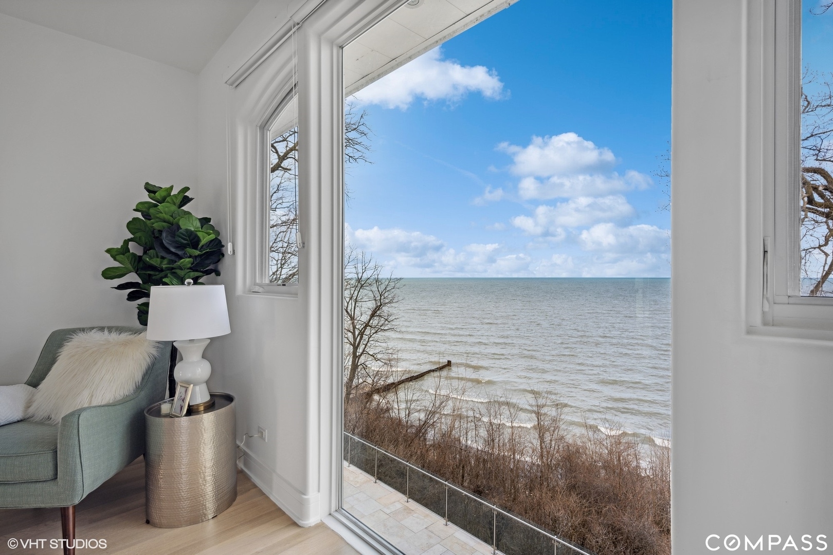 25 Aspen Lane Glencoe, IL 60022 - Photo 32 of 47 a bathroom with a toilet
