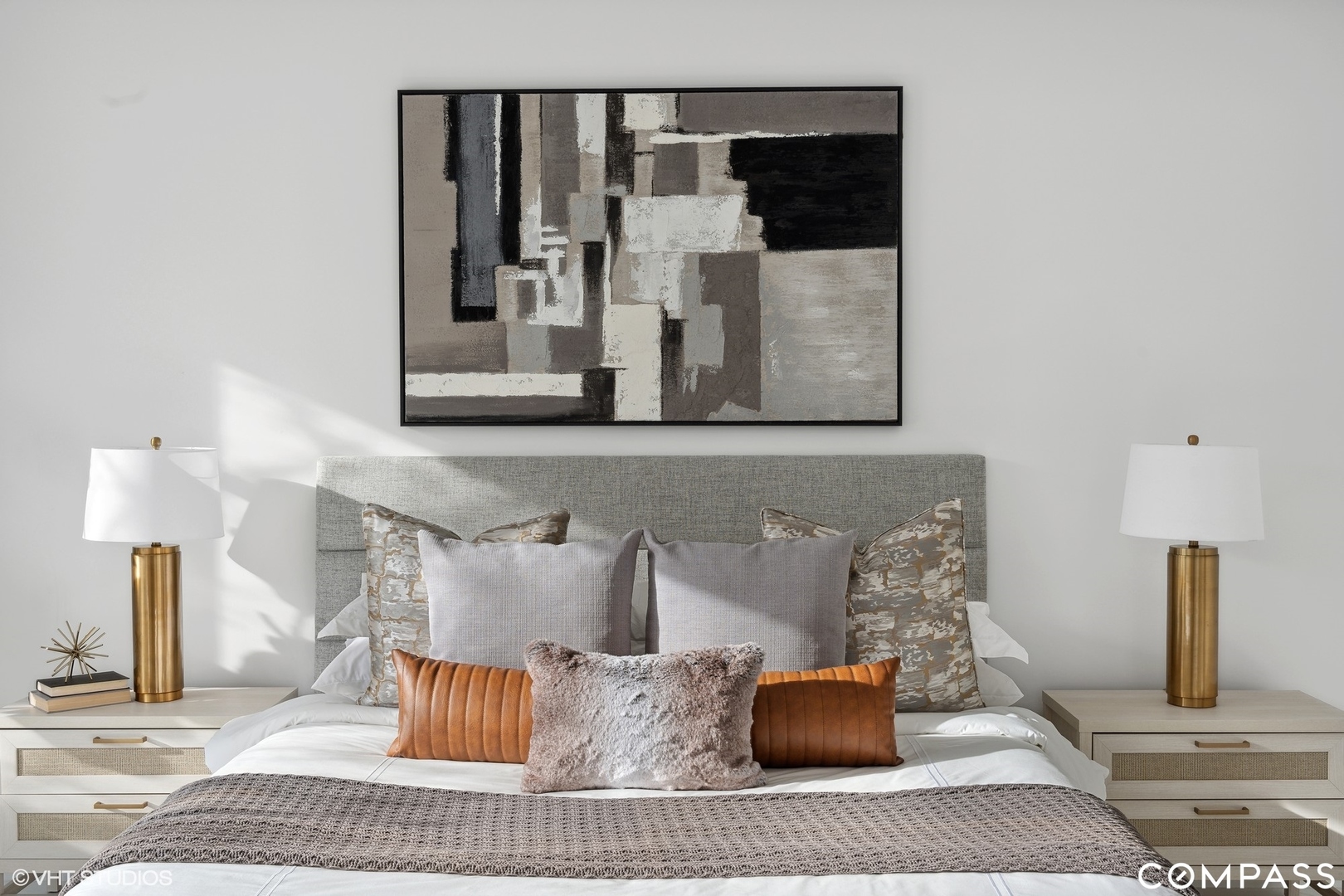 25 Aspen Lane Glencoe, IL 60022 - Photo 34 of 47 a living room with furniture and a lamp