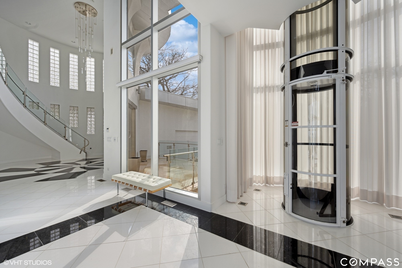 25 Aspen Lane Glencoe, IL 60022 - Photo 4 of 47 a living room with furniture