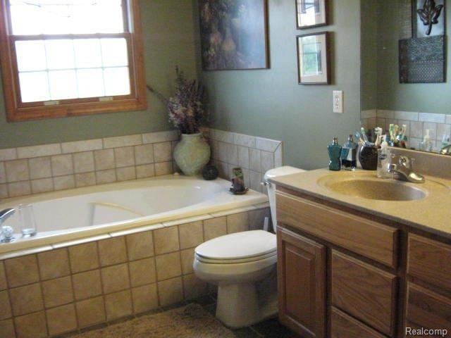 9225 Rolston Road Gaines, MI 48436 - Photo 22 of 25 Master bath