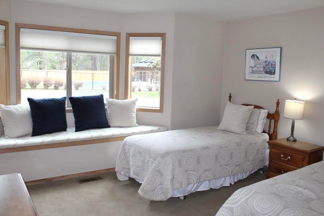 57367 Beaver Ridge Loop, Unit 25B Sunriver, OR 97707 - Photo 21 of 22 8-Guest bedroom-R25