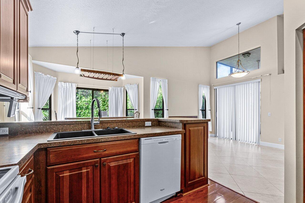 22272 Holcomb Place Boca Raton, FL 33428 - Photo 11 of 33 011-22272HolcombPlace-BocaRaton-FL-33428
