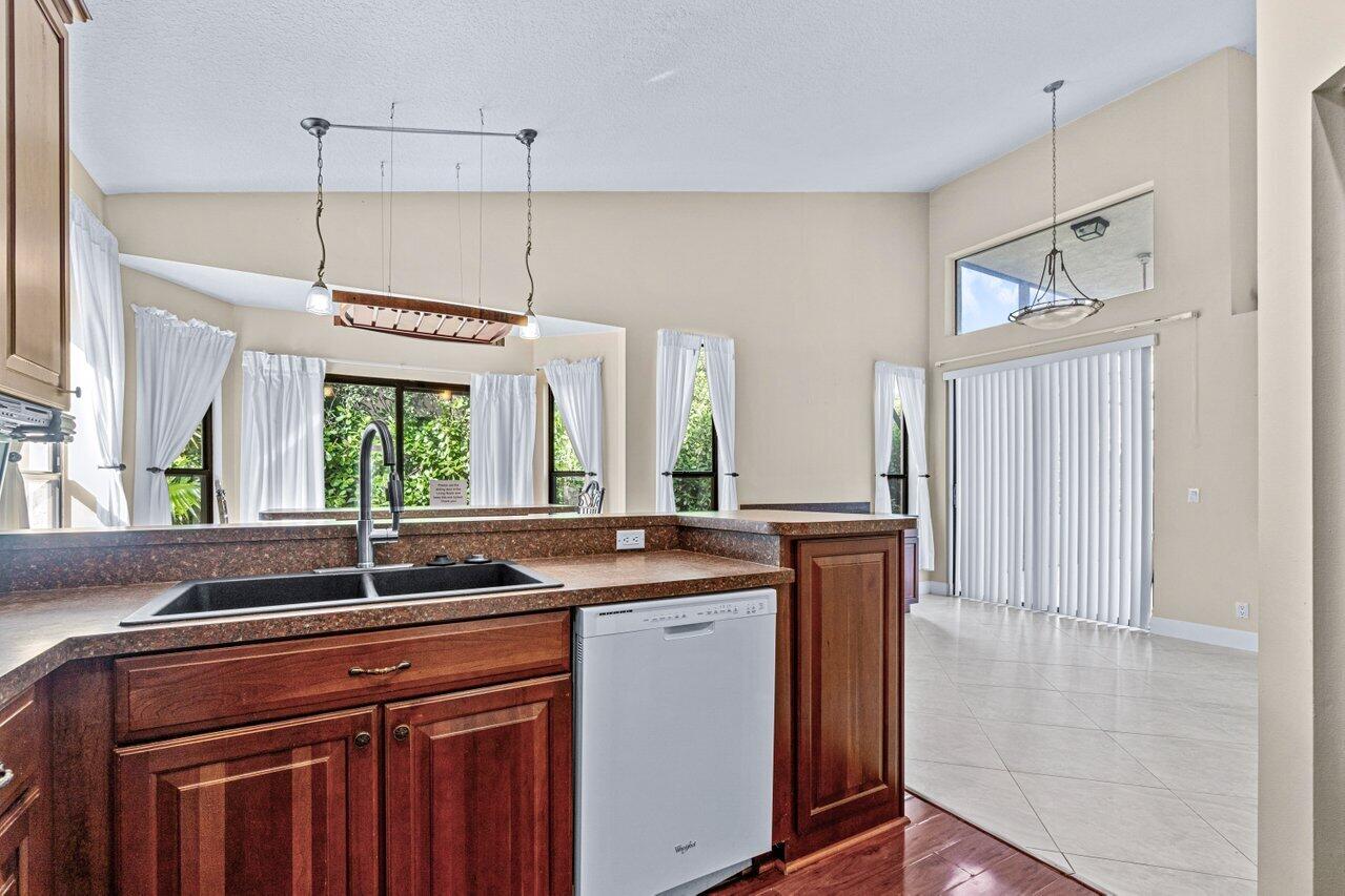 22272 Holcomb Place Boca Raton, FL 33428 - Photo 8 of 33 008-22272HolcombPlace-BocaRaton-FL-33428