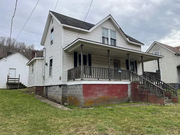 a view of front of house with a yard