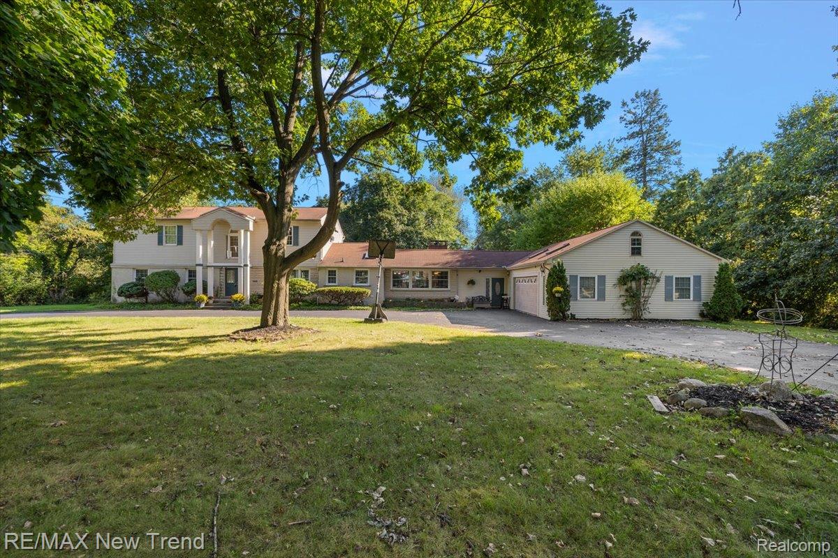 1450 Lenox Road Bloomfield Hills, MI 48304 - Photo 3 of 79 Expansive front yard with mature trees