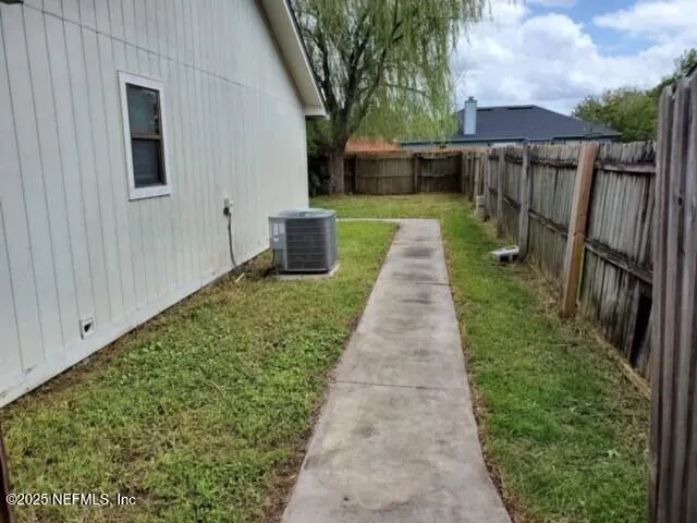 a view of a backyard with pathway