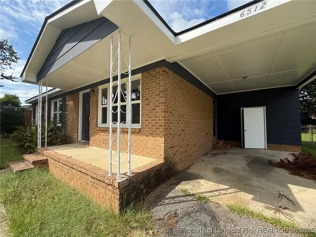 a view of a house with backyard