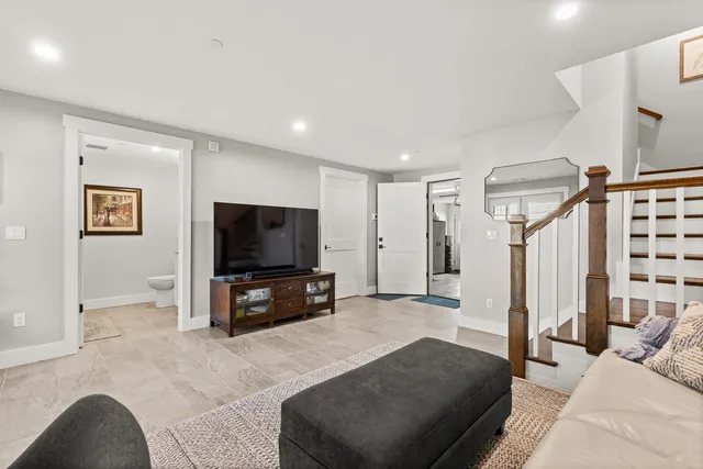 $1,435,000 | 4 Little Bay Drive, Dover, NH 03820