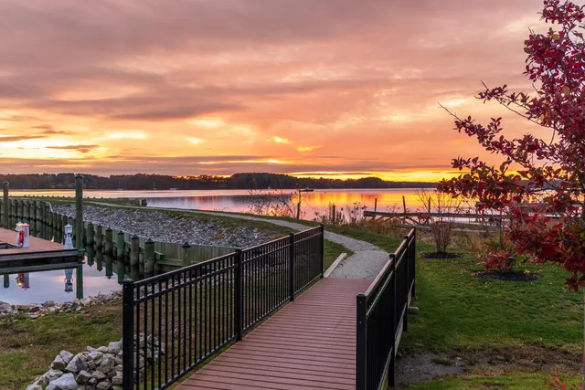 $1,435,000 | 4 Little Bay Drive, Dover, NH 03820