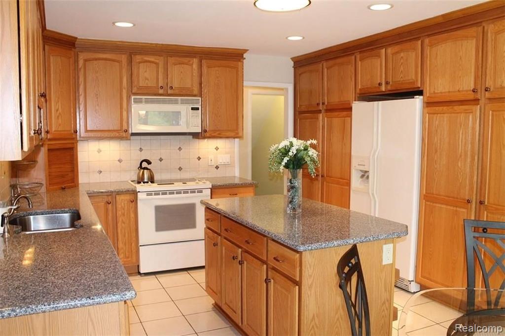 30740 Ridgeway Drive Farmington Hills, MI 48334 - Photo 16 of 58