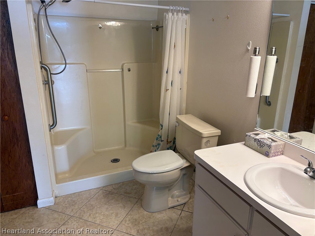 3913 Ferrari Drive Sebring, FL 33872 - Photo 18 of 20 a bathroom with a sink toilet and shower