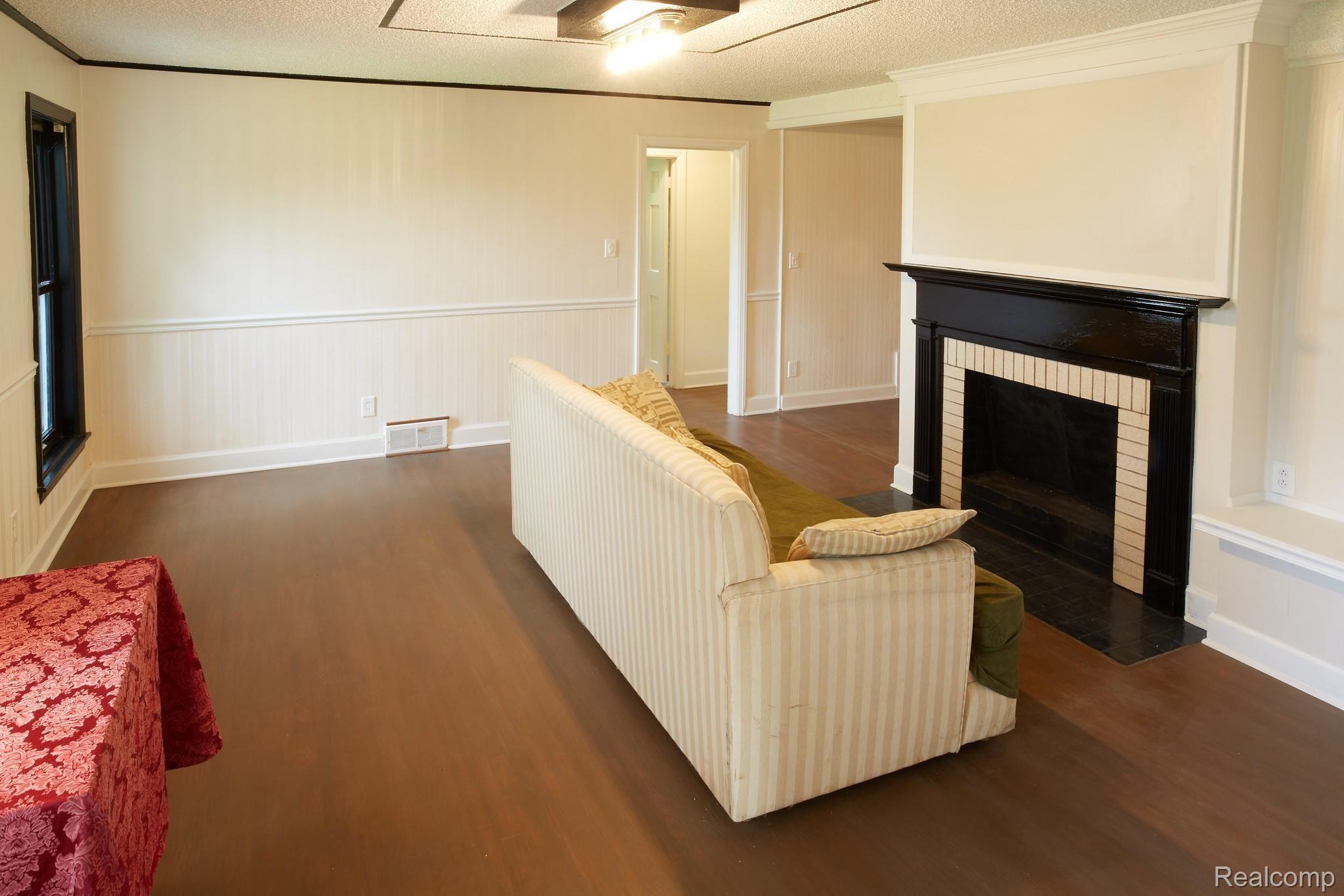 4268 Beecher Road Flint, MI 48532 - Photo 13 of 27 family-dining room.jpg