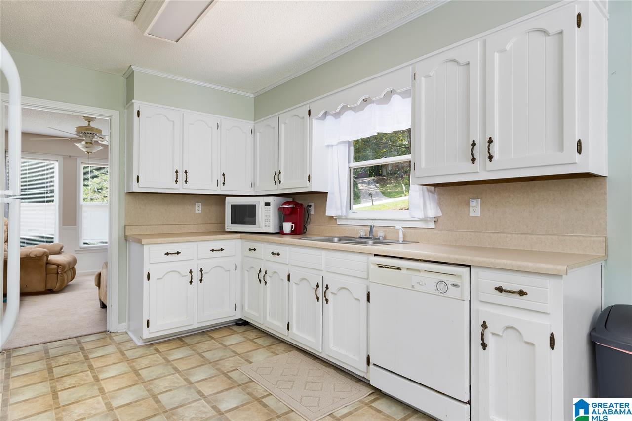 805 Round Hill Road Pelham, AL 35124 - Photo 11 of 29