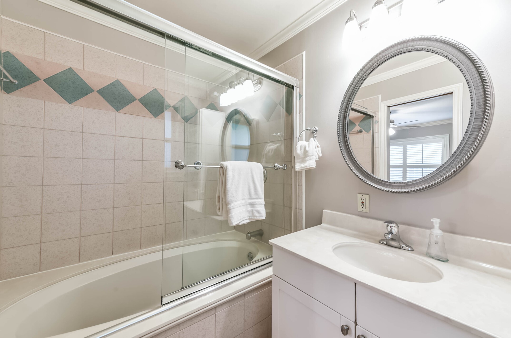 906 Bay Oaks Road Houston, TX 77008 - Photo 18 of 26 The primary bathroom features a soaking tub and vanity area.