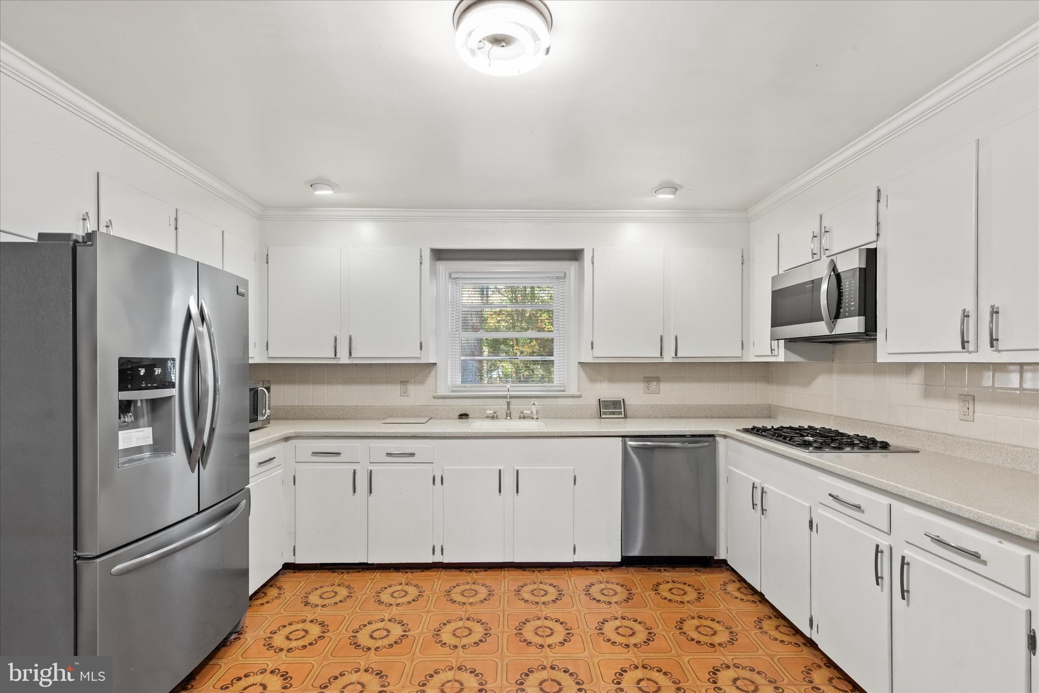625 Pine Bluff Road Salisbury, MD 21801 - Photo 13 of 37 a kitchen with stainless steel appliances granite countertop a refrigerator sink and stove