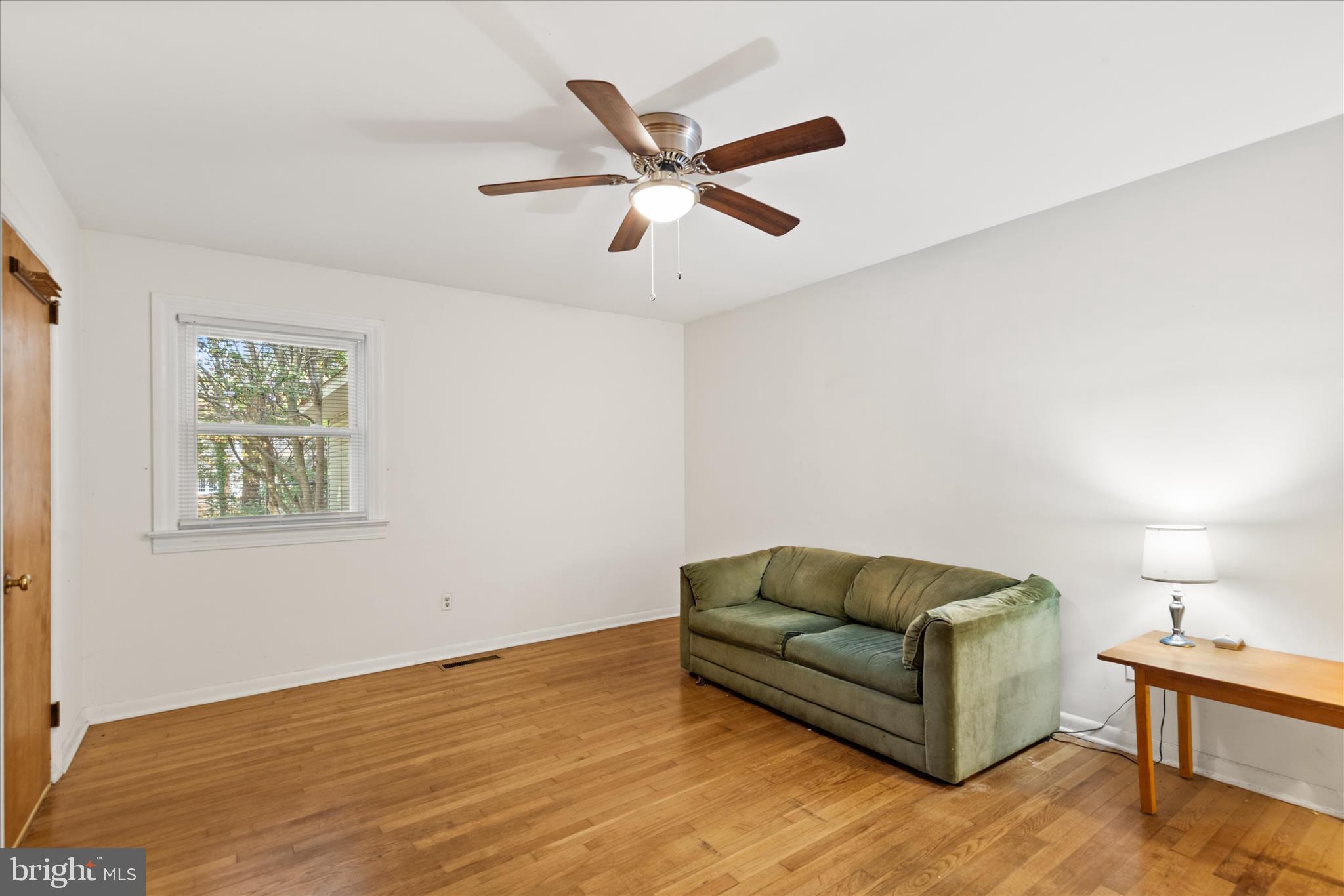 625 Pine Bluff Road Salisbury, MD 21801 - Photo 21 of 37 a living room with furniture and a ceiling fan
